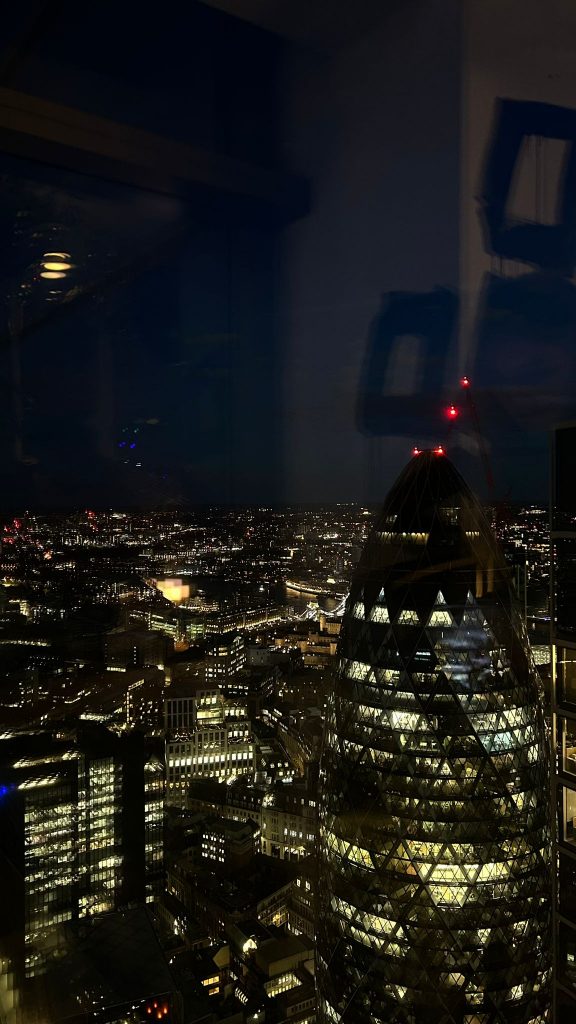 Vistas ciudad financiera de Londres de noche