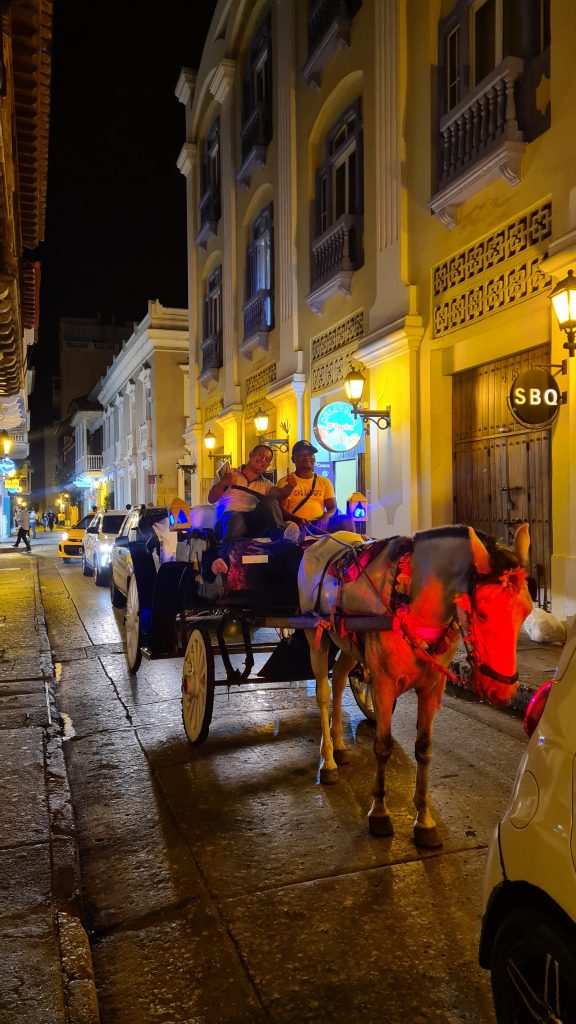 Dos hombres en una carroza en el centro histórica de Cartagena