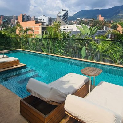 Piscina infinity en el Hotel Click Clack de Medellín
